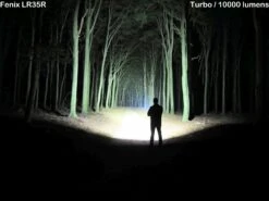 Fenix LR35R Aufladbare Taschenlampe, 10.000 Lumen -Schnitt Pro Verkäufe Fenix20LR35R20Beamshot20Koen20van20der20Jagt